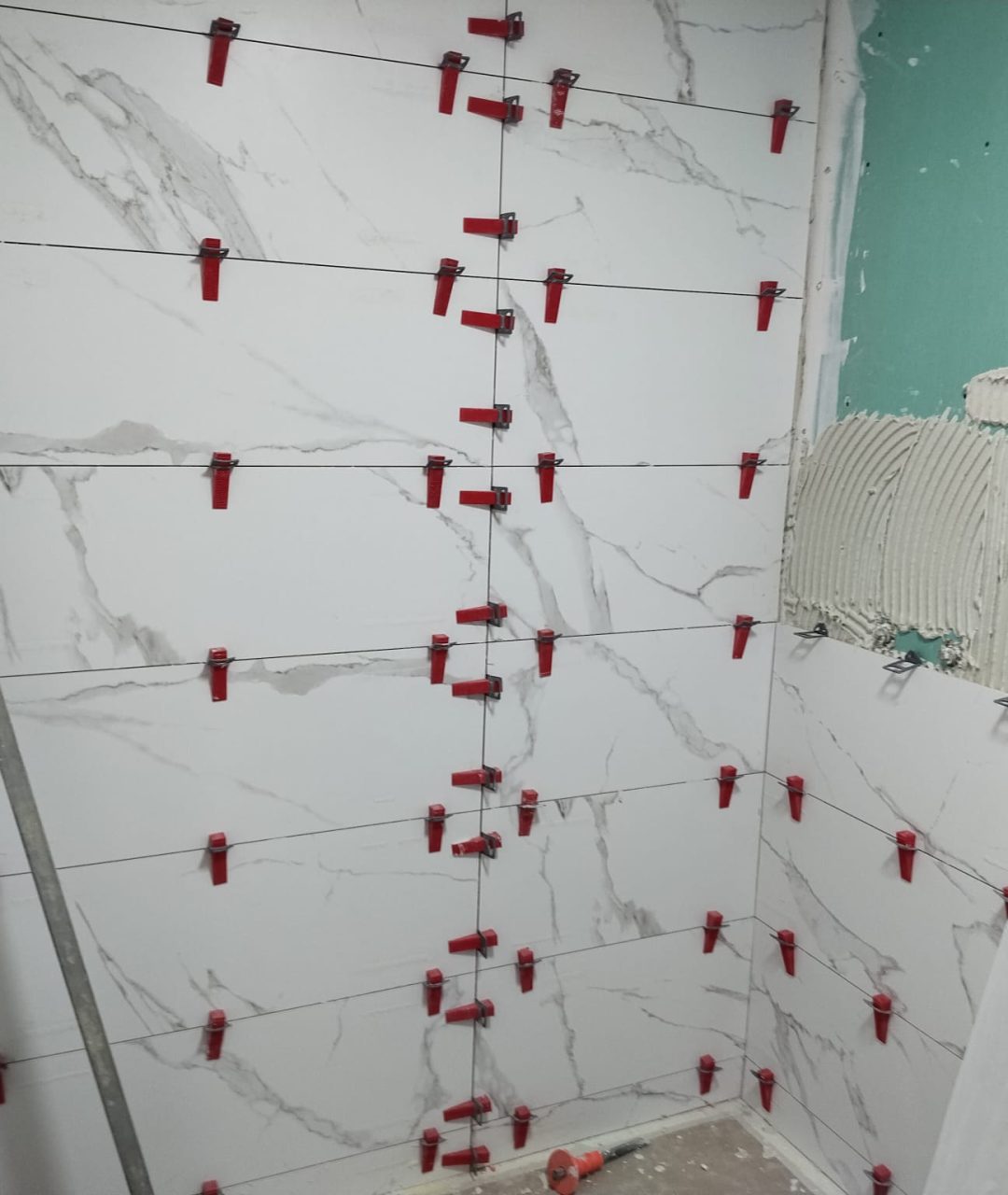 Detalle de azulejo y espejo en baño reformado