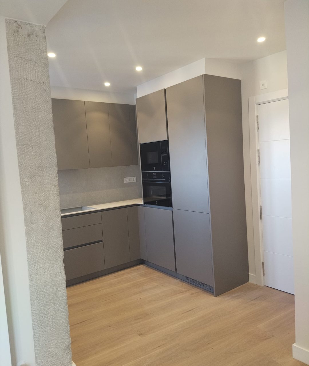 Cocina moderna reformada vista en L