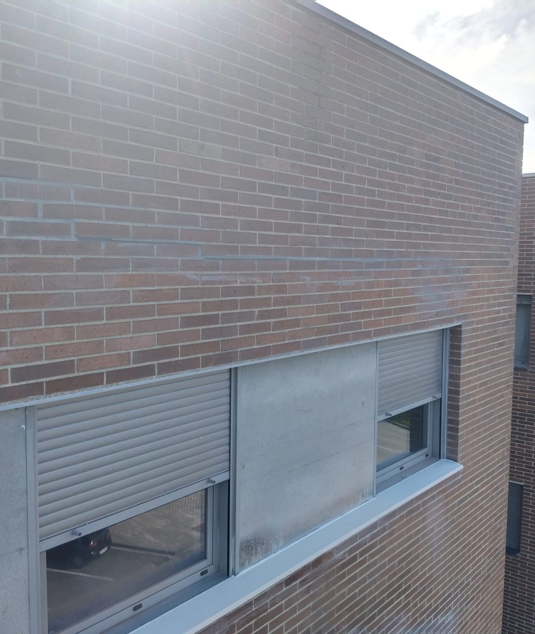 Fachada con ventanas de aluminio reformada